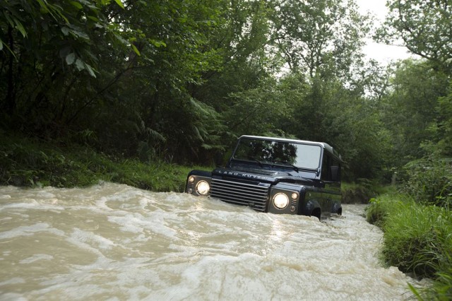 Land Rover Defender 13MY-2.jpg